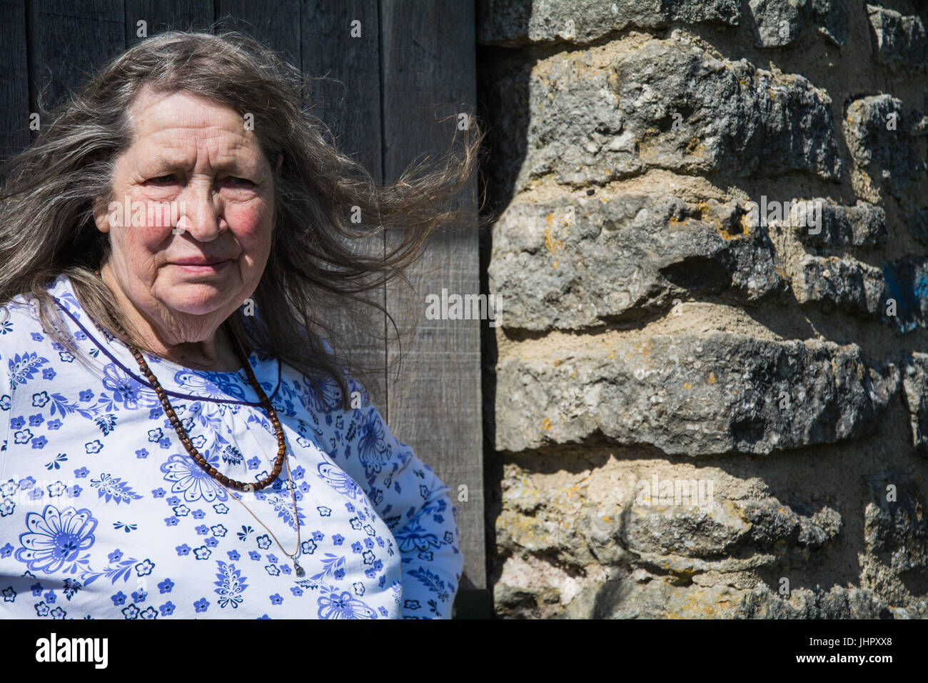 Selbstbewusste ältere Frau bereit, die Welt zu erobern. Den Wind in ihrem Haar. Stockfoto