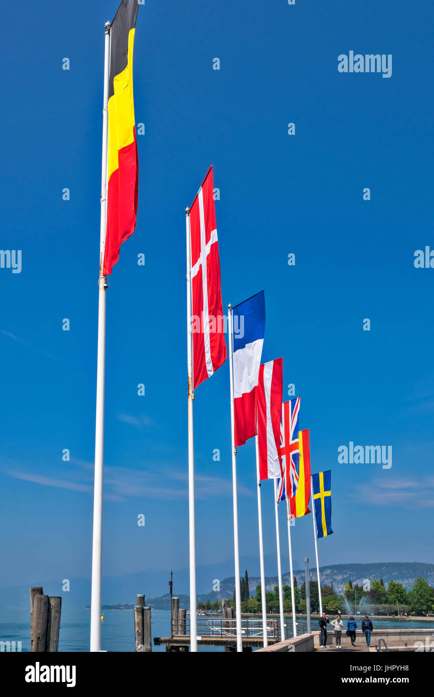 GARDASEE BARDOLINO FLAGGEN DER EU-NATIONEN AM HAFEN Stockfoto