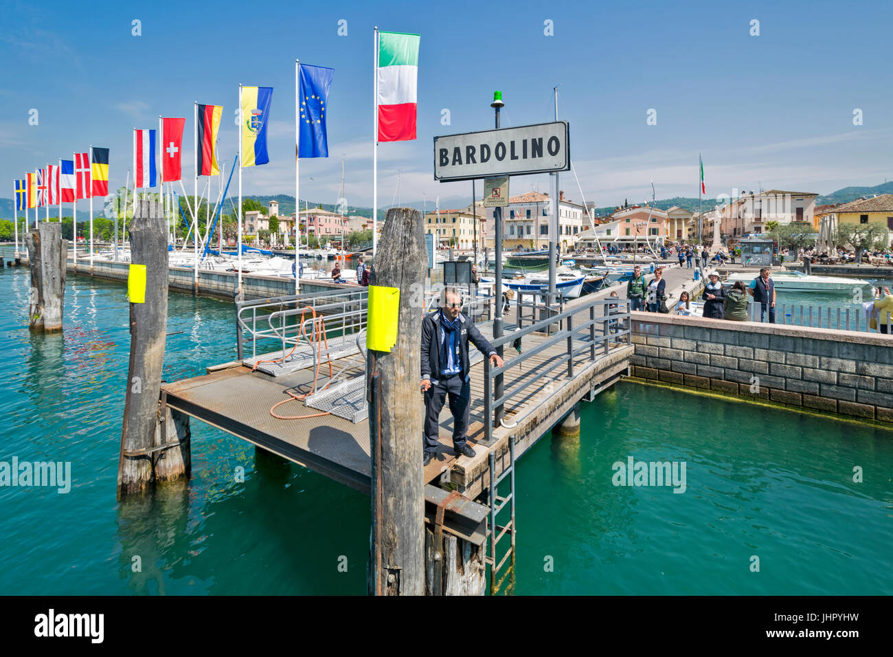 LAKE GARDA BARDOLINO STADT MOLE UND HAFEN MIT SEE-CAFÉS Stockfoto