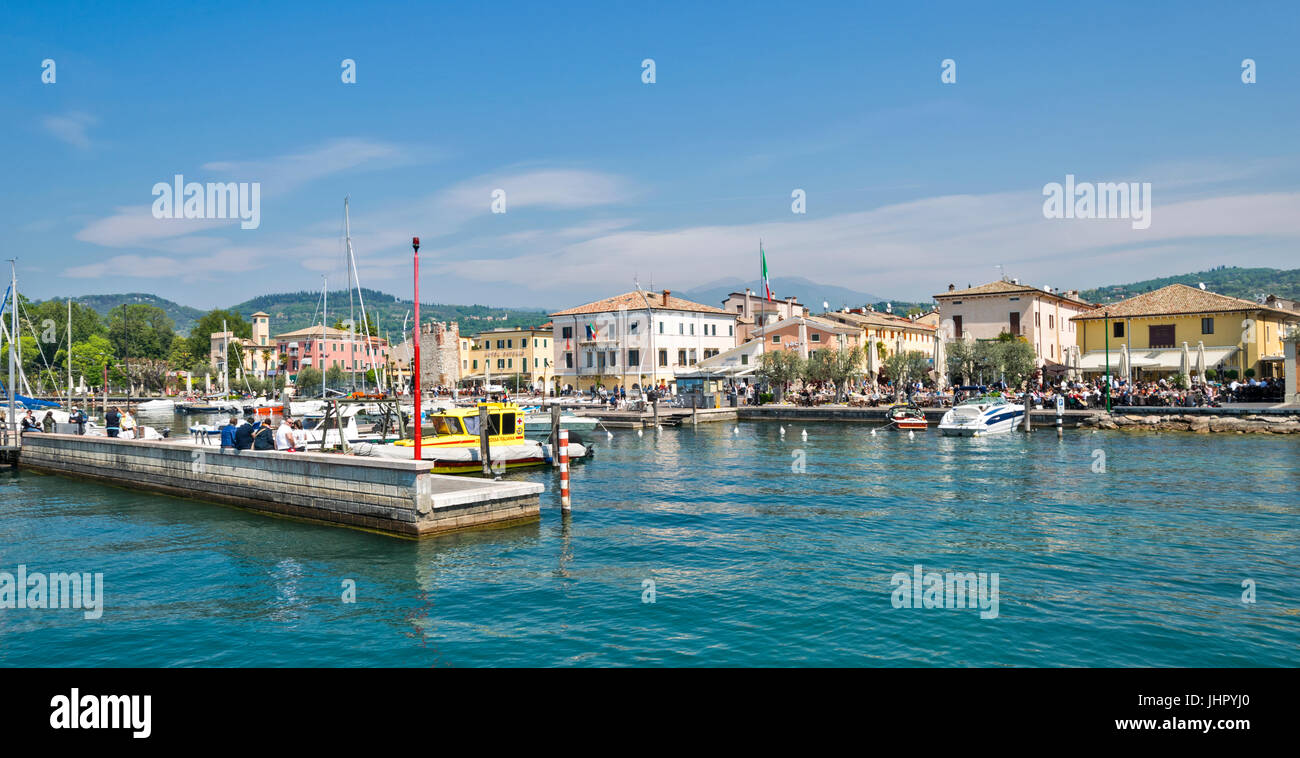 LAKE GARDA BARDOLINO STADT UND HAFEN MIT SEE-CAFÉS Stockfoto