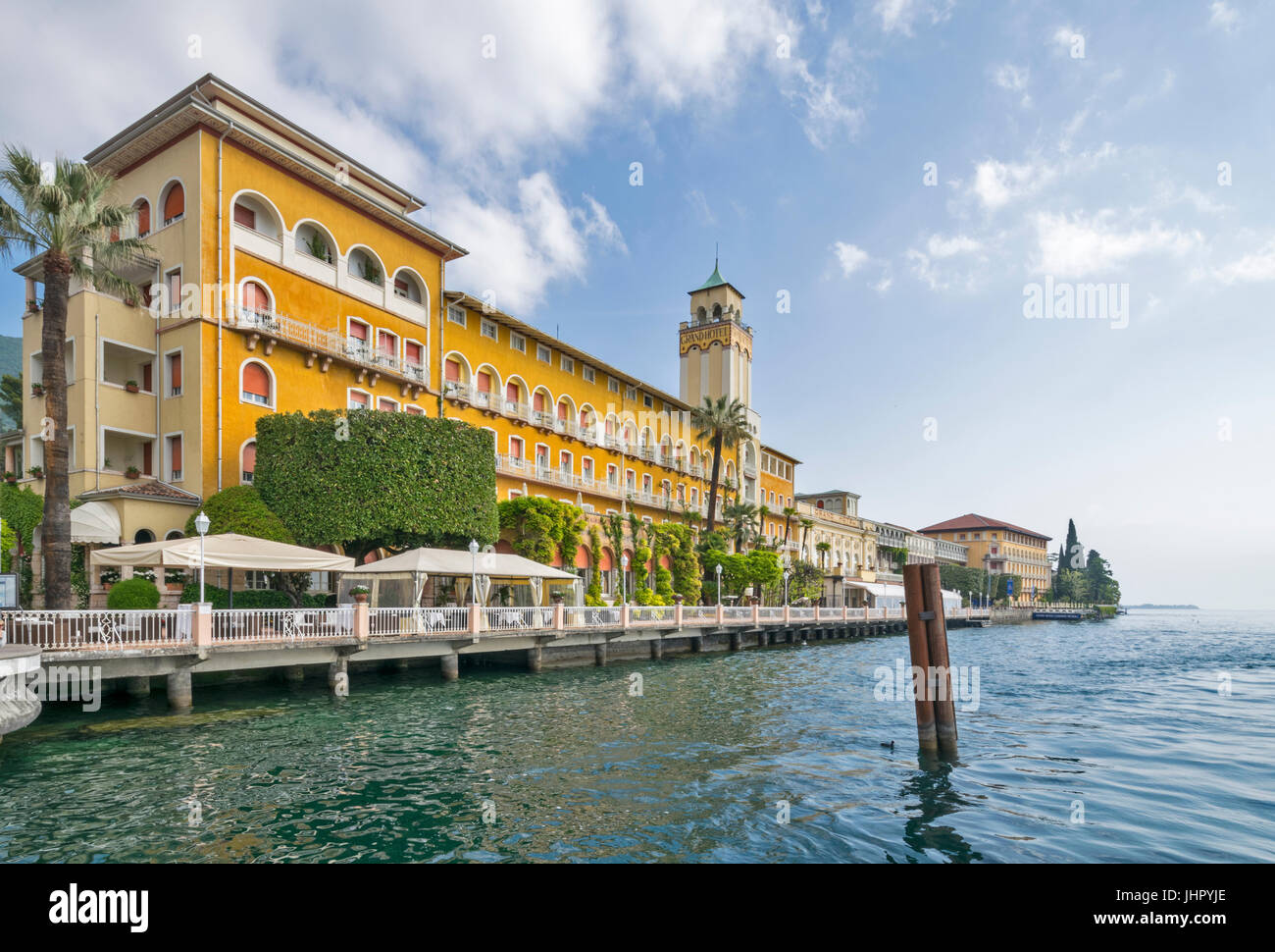 DEN GARDASEE GARDONE DIE GRAND HOTAL AM WASSER Stockfoto