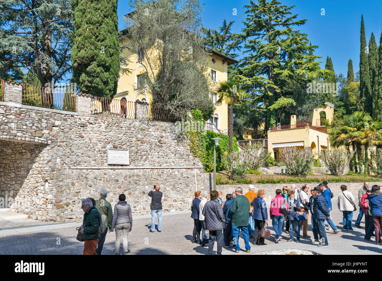 LAKE GARDA SIRMIONE TOURISTISCHE GRUPPE AUßERHALB DER HEIMAT VON MARIA CALLAS Stockfoto