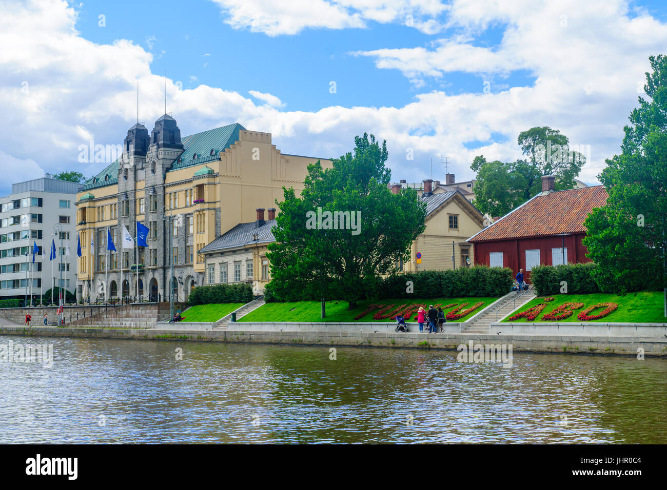 TURKU, Finnland - 23. Juni 2017: Blick auf das Rathaus und den Fluss Aura, bei Einheimischen und Besuchern in Turku, Finnland Stockfoto