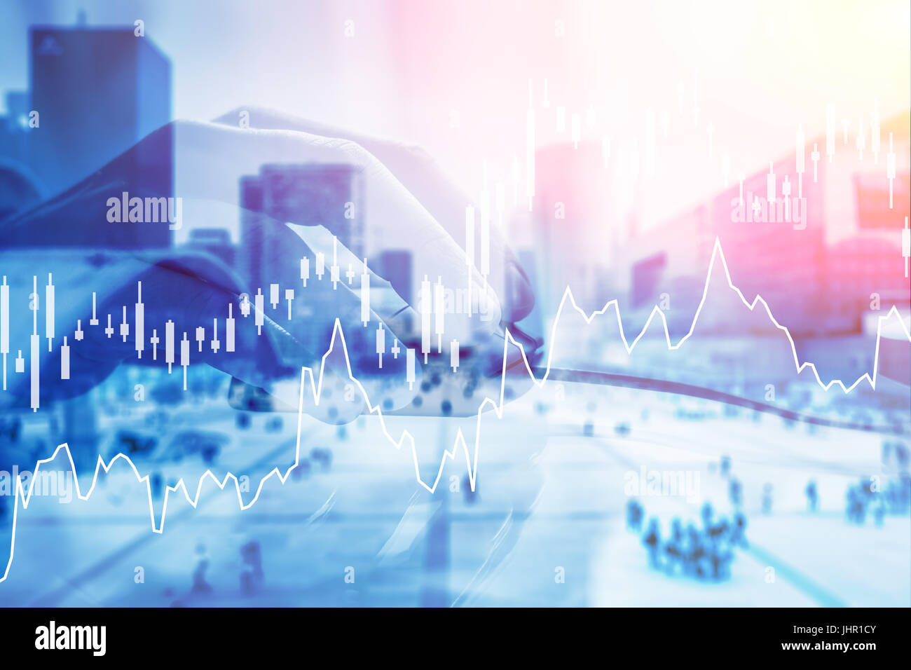 Hand, die Computer-Maus mit digitalen Börse Investition Finanz-Charts im Vordergrund und Business District Stadtbild im Hintergrund, SC. Stockfoto