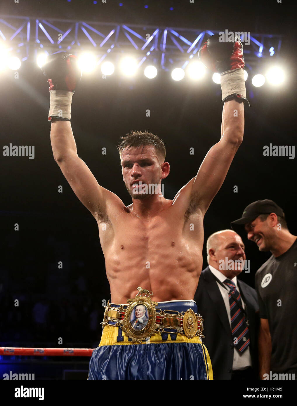 Michael J Ward feiert Sieg gegen Anthony Cacace während ihrer britischen Super-Federgewicht Titelkampf in der Wembley Arena, London. Stockfoto