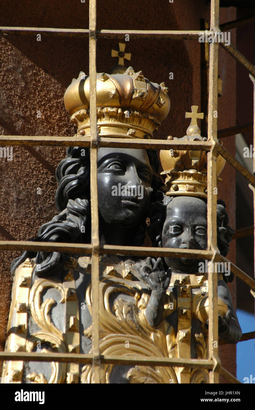 Barocke Statue der schwarzen Madonna am Haus der schwarzen Madonna (Dům u Černé Matky Boží) in Staré Město (Altstadt) in Prag, Tschechien. Das Gebäude, entworfen von tschechischen modernistischen Architekten Josef Gočár im kubistischen Stil 1911 und 1912 gebaut wurde. Stockfoto