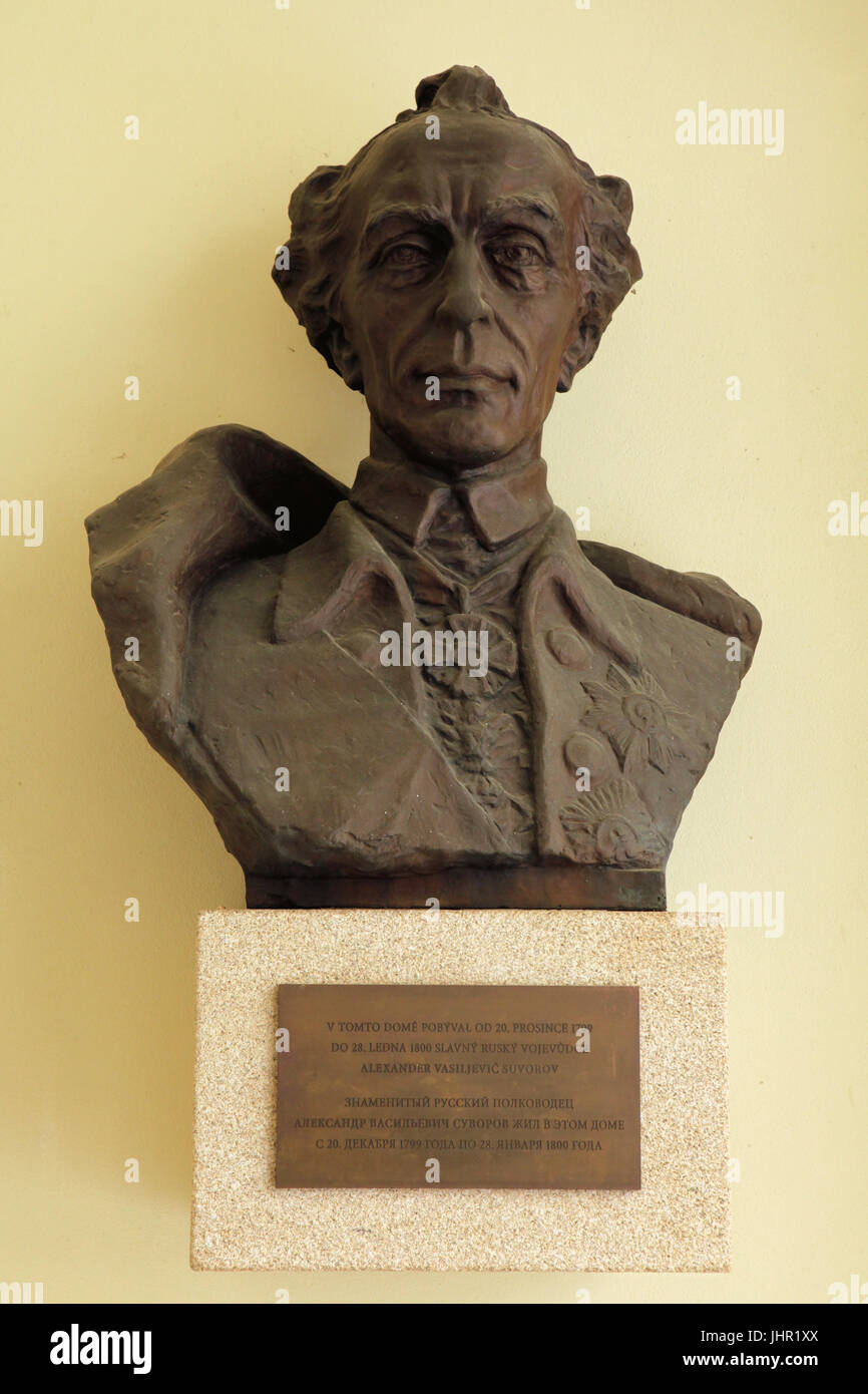 Bronzebüste des russischen Militärkommandanten Alexander Suworow im Hof des Hauses, in dem er von Dezember 1799 bis Januar 1800 in der Národní-Allee in Nové Město (Neustadt) in Prag, Tschechische Republik, wohnte. Text auf Tschechisch und Russisch bedeutet: Der berühmte russische Militärführer Alexander Wassiljewitsch Suworow lebte in diesem Haus vom 20. Dezember 1799 bis zum 28. Januar 1800. Die Büste des tschechischen Bildhauers Lubomír Boček wurde 1947 an der Hauptfassade des Hauses enthüllt und 2002 in den Hof verlegt. Stockfoto