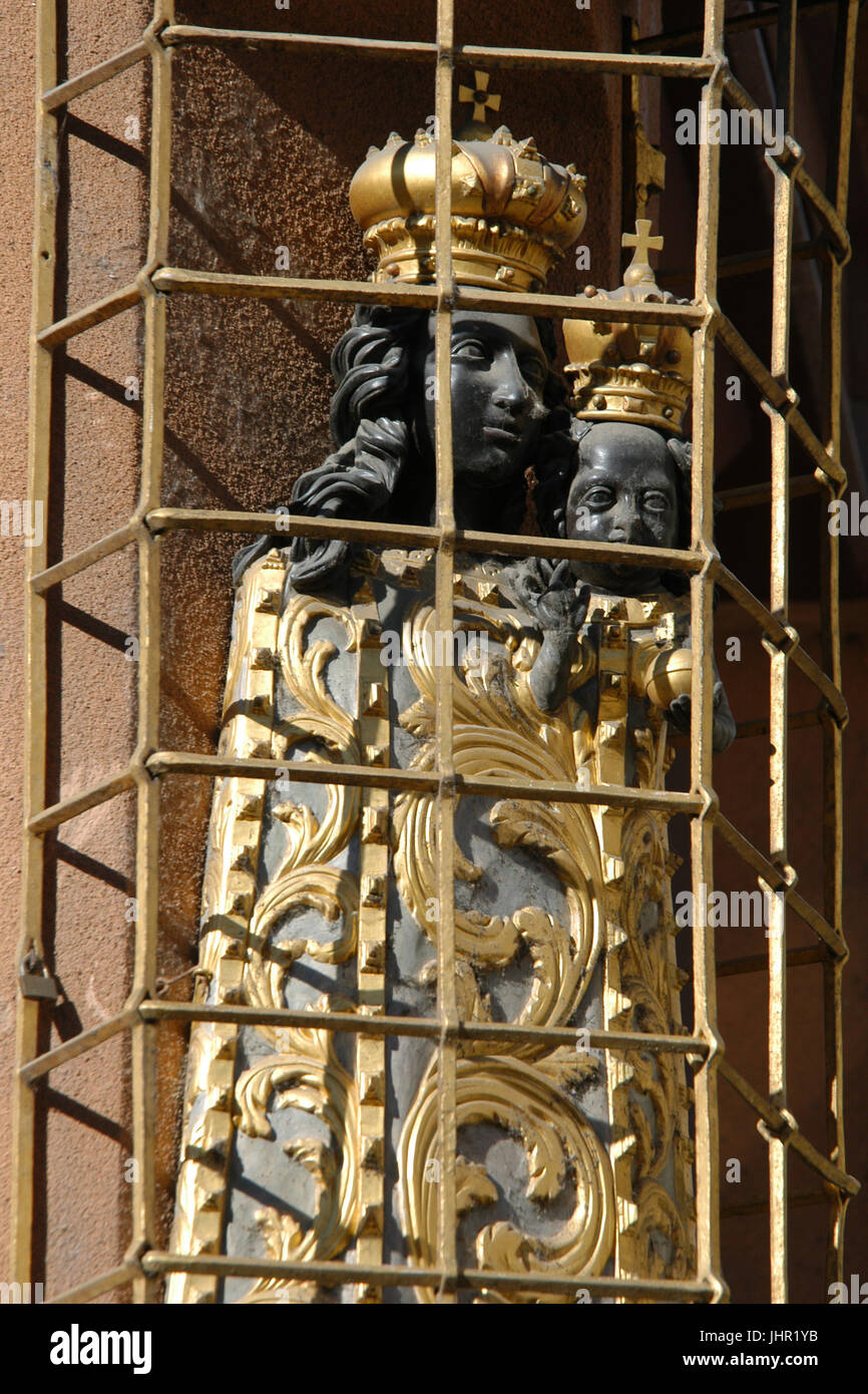 Barocke Statue der schwarzen Madonna am Haus der schwarzen Madonna (Dům u Černé Matky Boží) in Staré Město (Altstadt) in Prag, Tschechien. Das Gebäude, entworfen von tschechischen modernistischen Architekten Josef Gočár im kubistischen Stil 1911 und 1912 gebaut wurde. Stockfoto