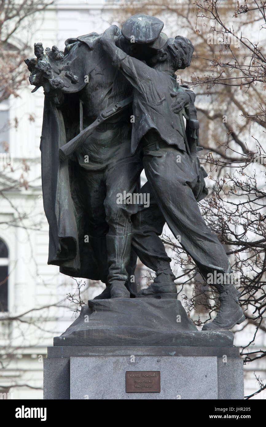 Denkmal-Verbrüderung (Sbratření) von tschechischer Bildhauer Karel Pokorný (1948-1950) in den Vrchlického Gärten in Prag, Tschechien. Die umstrittene homoerotische Statue zeigt als der tschechoslowakischen Mann leidenschaftlich küssen den Soldaten der Roten Armee im Mai 1945. Stockfoto