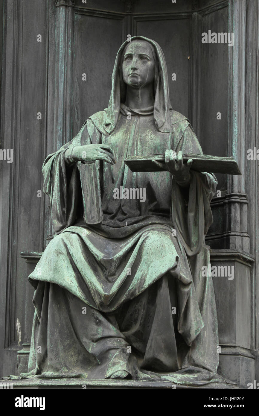 Allegorische Frauengestalt personifiziert der theologischen Fakultät der Karls-Universität auf dem Sockel des Denkmals für den Heiligen römischen Emperor Charles IV am Křižovnické Square in Staré Město (Altstadt) in Prag, Tschechien. Das Denkmal des deutschen Bildhauers Ernst Julius Hähnel entworfen wurde 1844 von deutschen Gründer Jacob Daniel Burgschmiet gegossen. Stockfoto