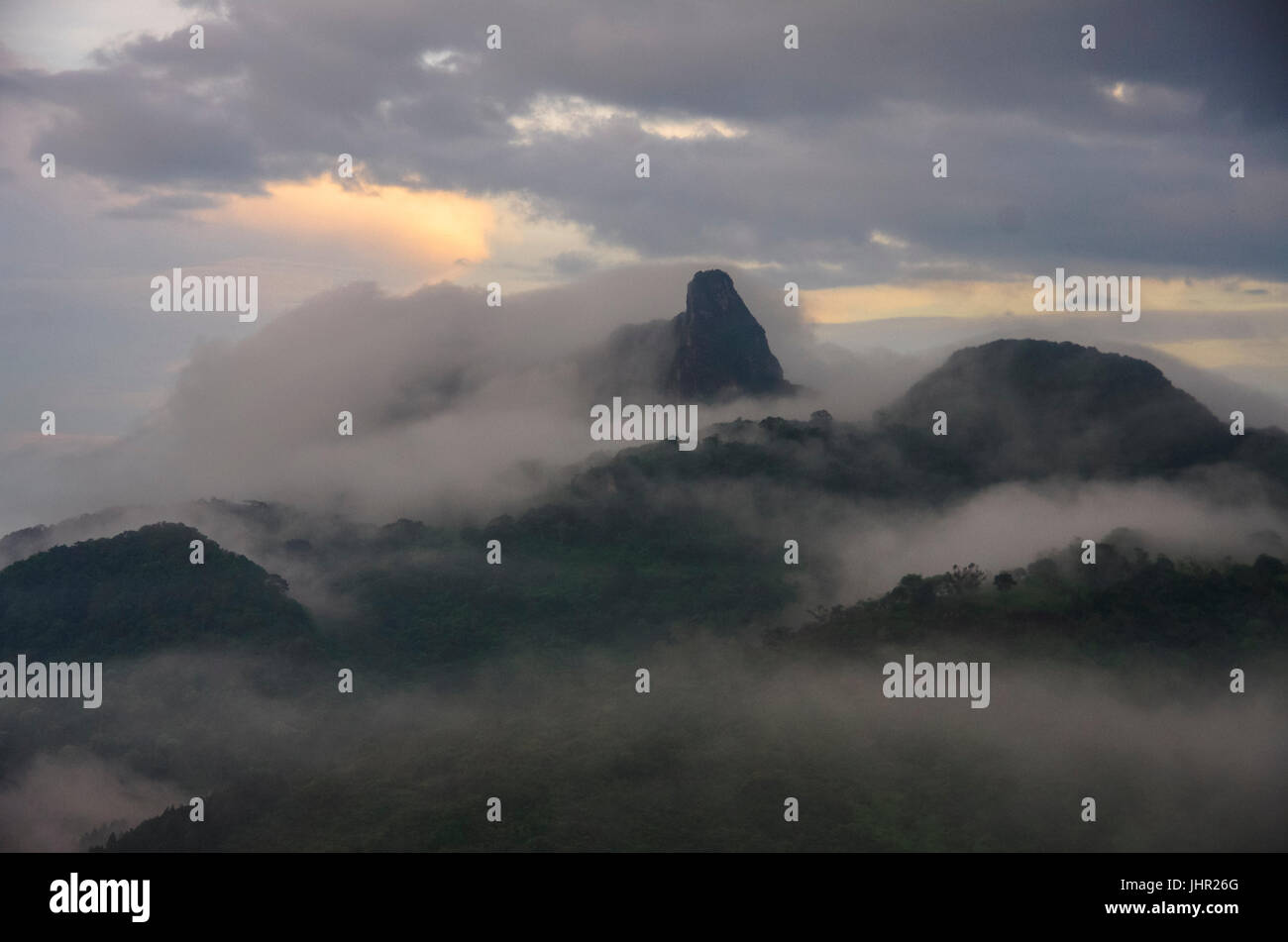 Hügel und Berge im Abendlicht in Wolken Nebel Aufnahme in Panama Stockfoto