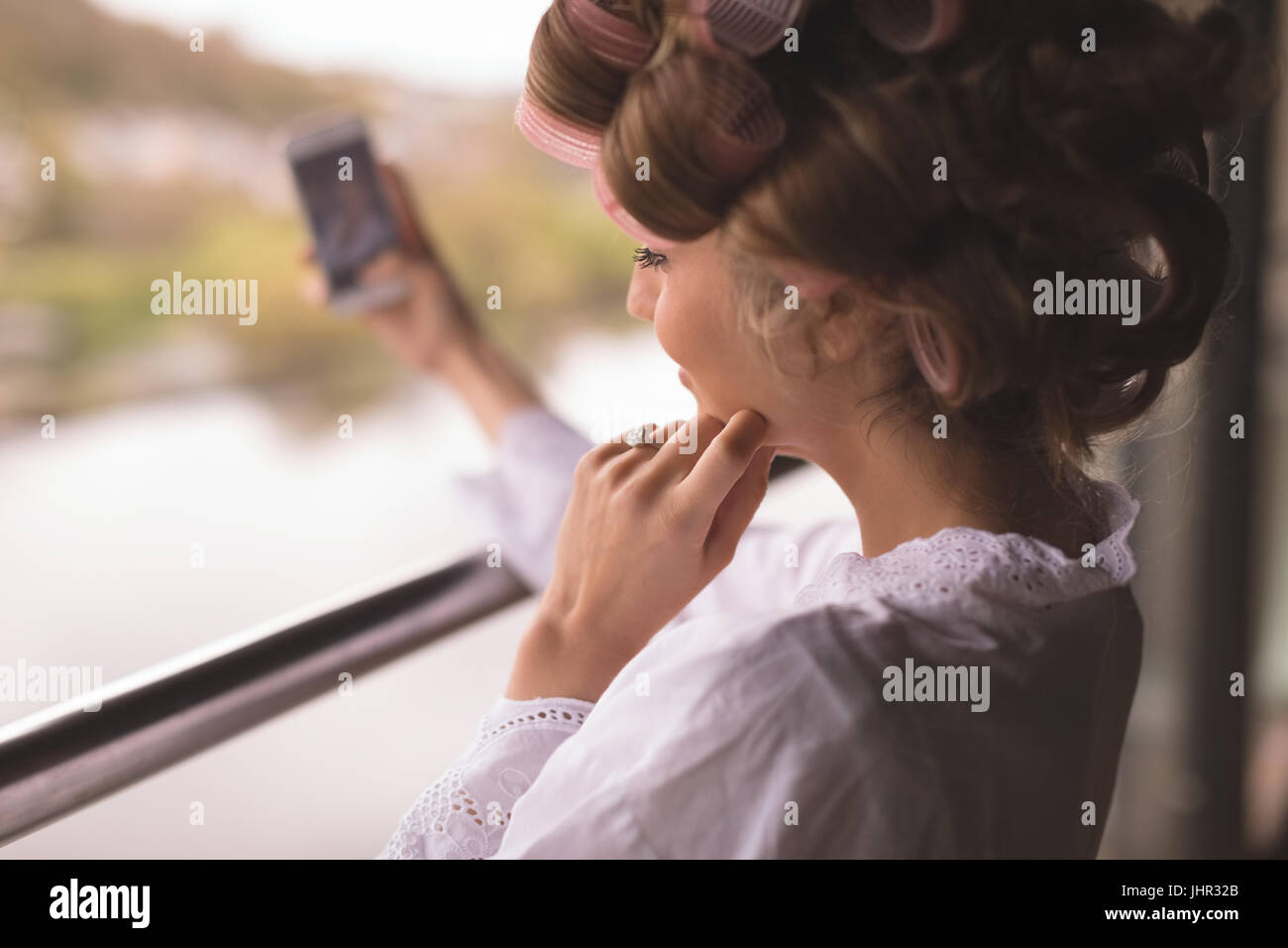 Braut die Selfie von Handy zu Hause Stockfoto