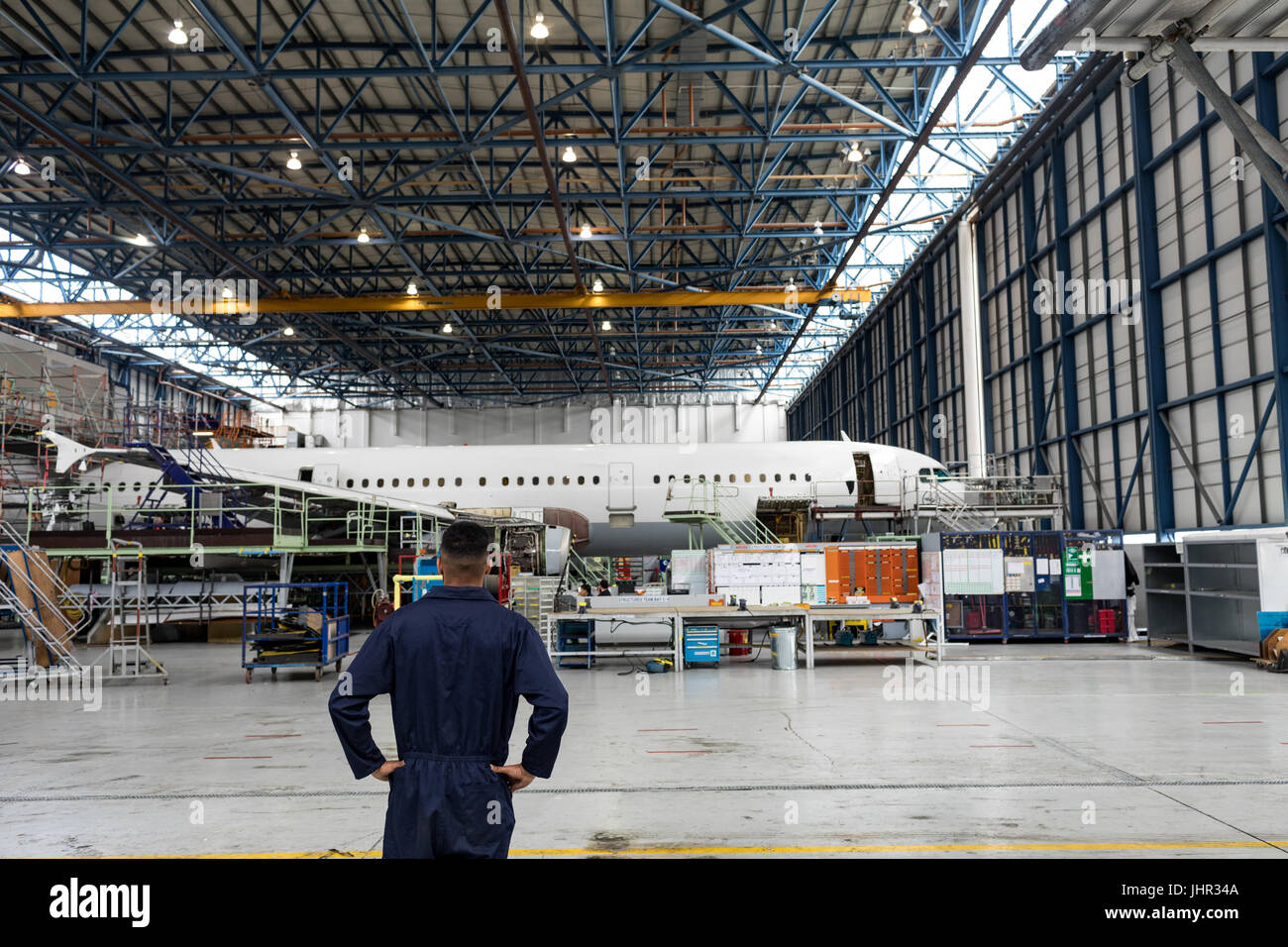 Rückansicht des Flugzeug Instandhalter bei Fluggesellschaften Wartungsbetrieb Stockfoto