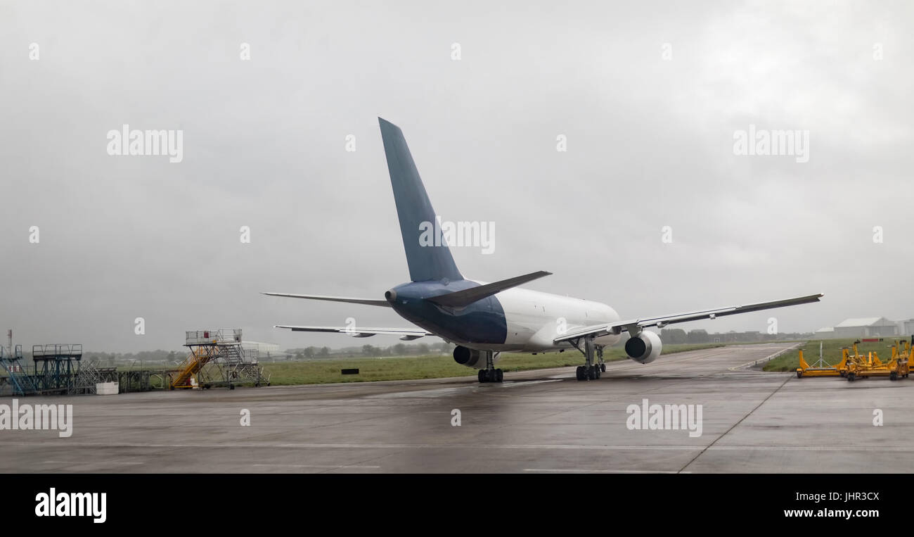 Flugzeug auf der Landebahn bei Fluggesellschaften Wartungsbetrieb Stockfoto