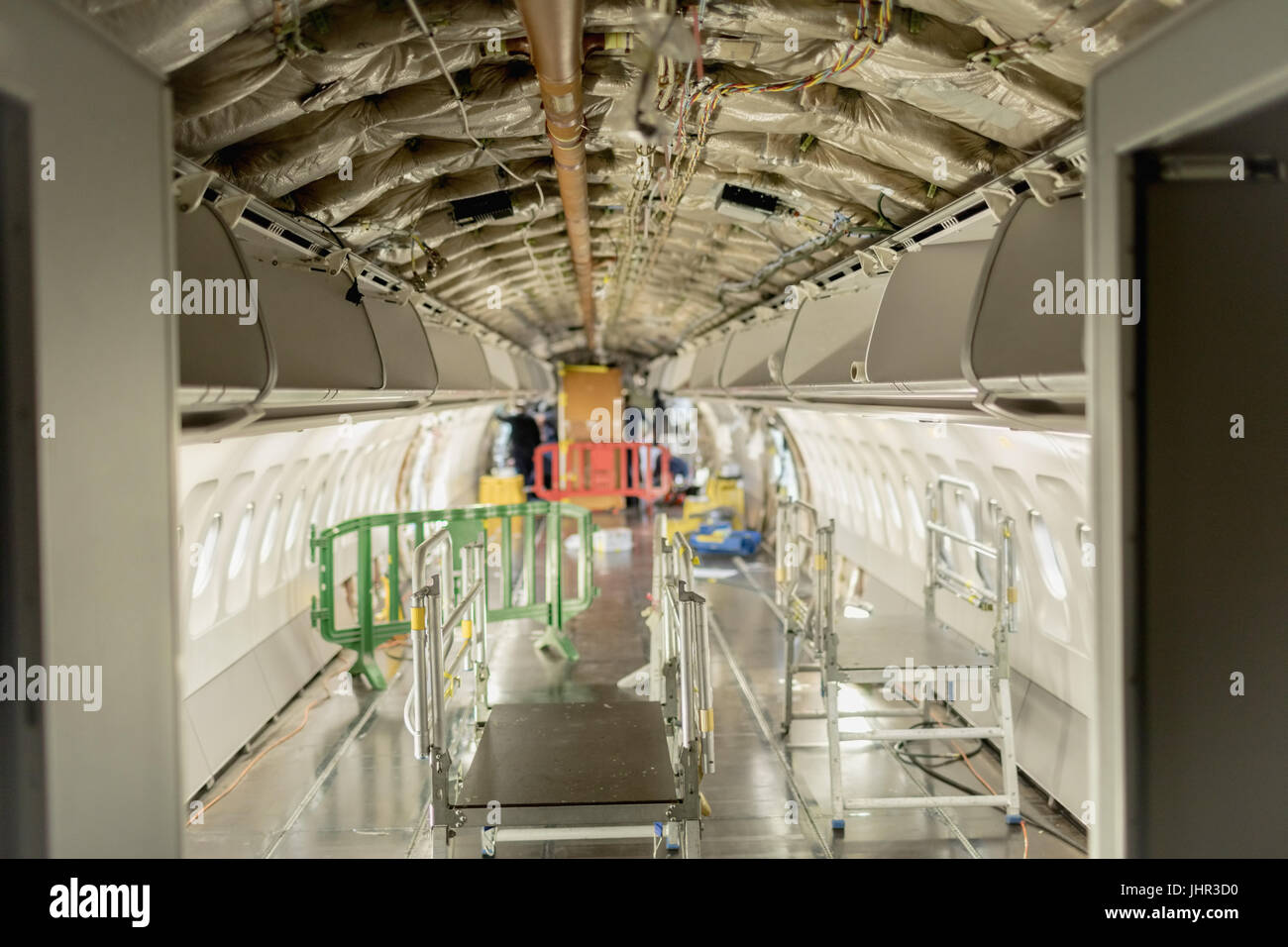 Innere Struktur des Flugzeuges unter Wartung bei Fluggesellschaften Wartungsbetrieb Stockfoto