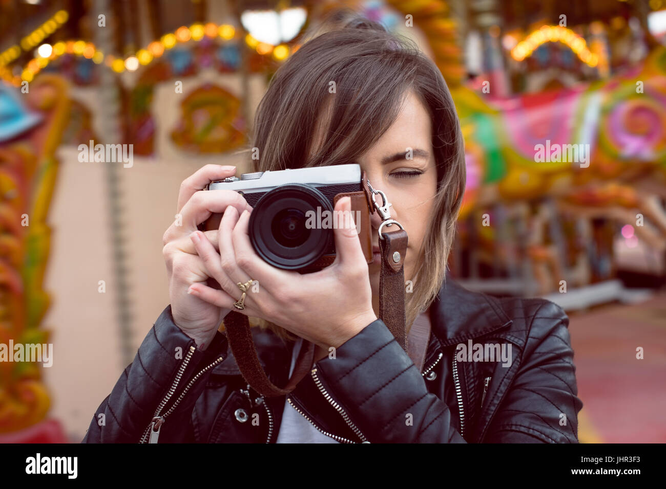 Frau nehmen Foto von der Digitalkamera im Vergnügungspark Stockfoto