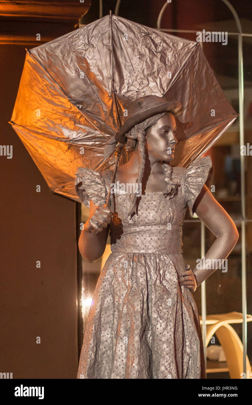 Eine lebendige "Statue" WaterFire in Providence, Rhode Island Stockfoto