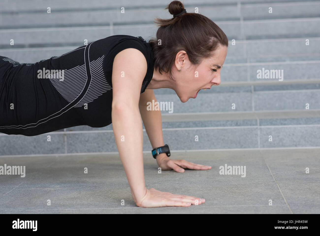 Fit Woman macht Liegestütze auf Treppe Stockfoto