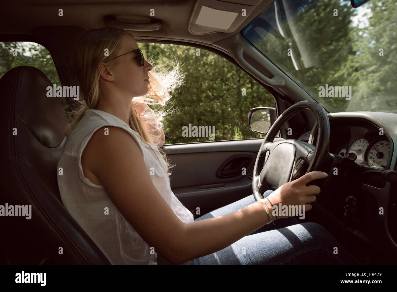 Seitenansicht der jungen Frau, die Auto fahren Stockfoto