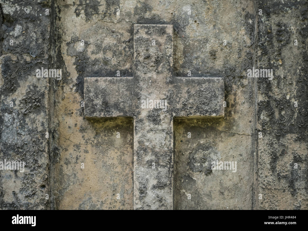 Steinkreuz auf Grabstein - Christian Kreuz am Grab Stockfoto