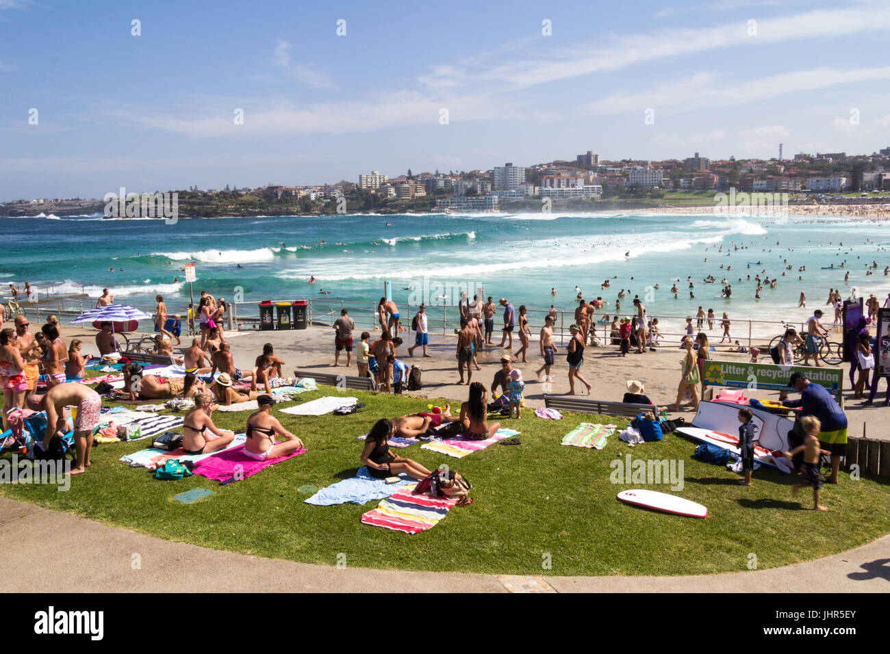 h Bondi Beach an einem heißen Sommertag, Sydney, New South Wales, Australien Stockfoto