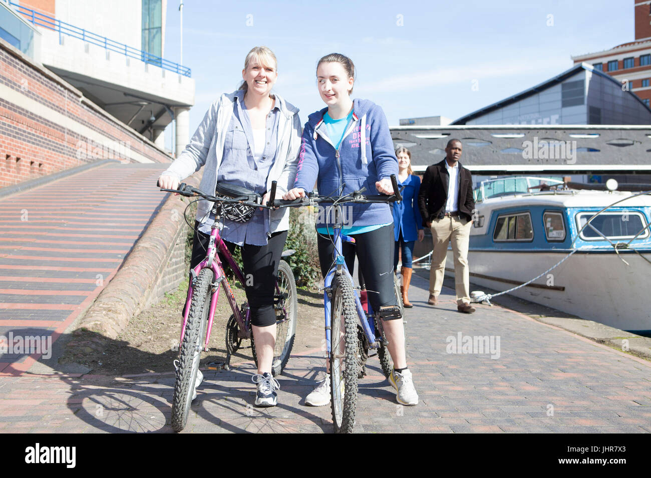 Menschen zu Fuß die Kanäle von Birmingham, West Midlands, Großbritannien Stockfoto