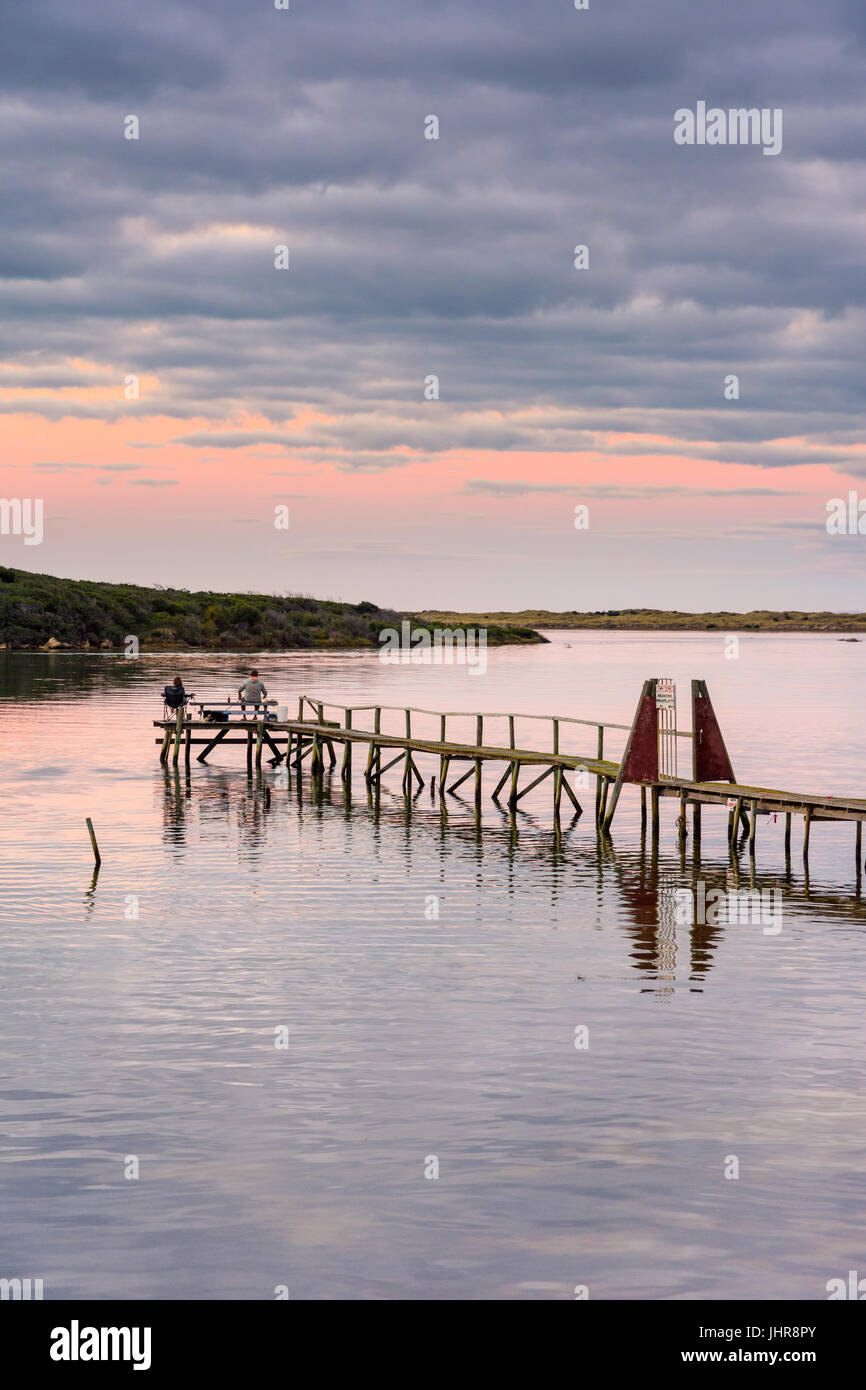 Paar Fischerei vor einem Steg in Hardy Bucht bei Sonnenuntergang, Augusta Town, Western Australia Stockfoto