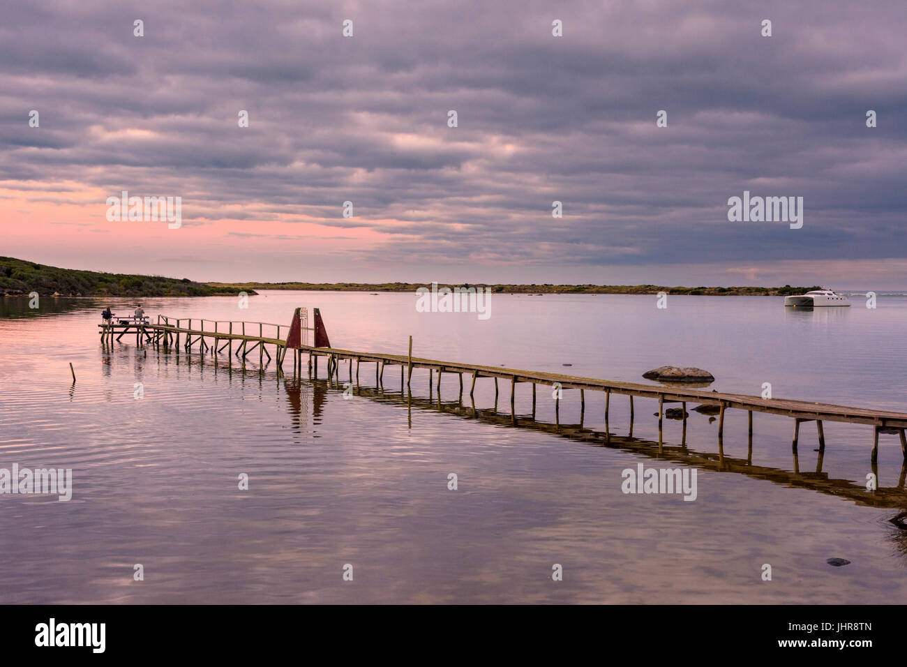 Paar Fischerei vor einem Steg in Hardy Bucht bei Sonnenuntergang, Augusta Town, Western Australia Stockfoto