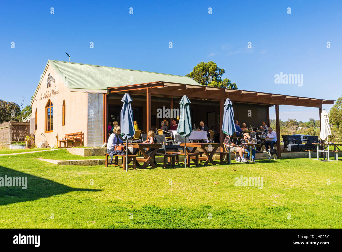 Menschen Essen außerhalb der St. Aidan Wines Boutique-Weingut und Café in der Ferguson-Tal, Dardanup, Westaustralien Stockfoto