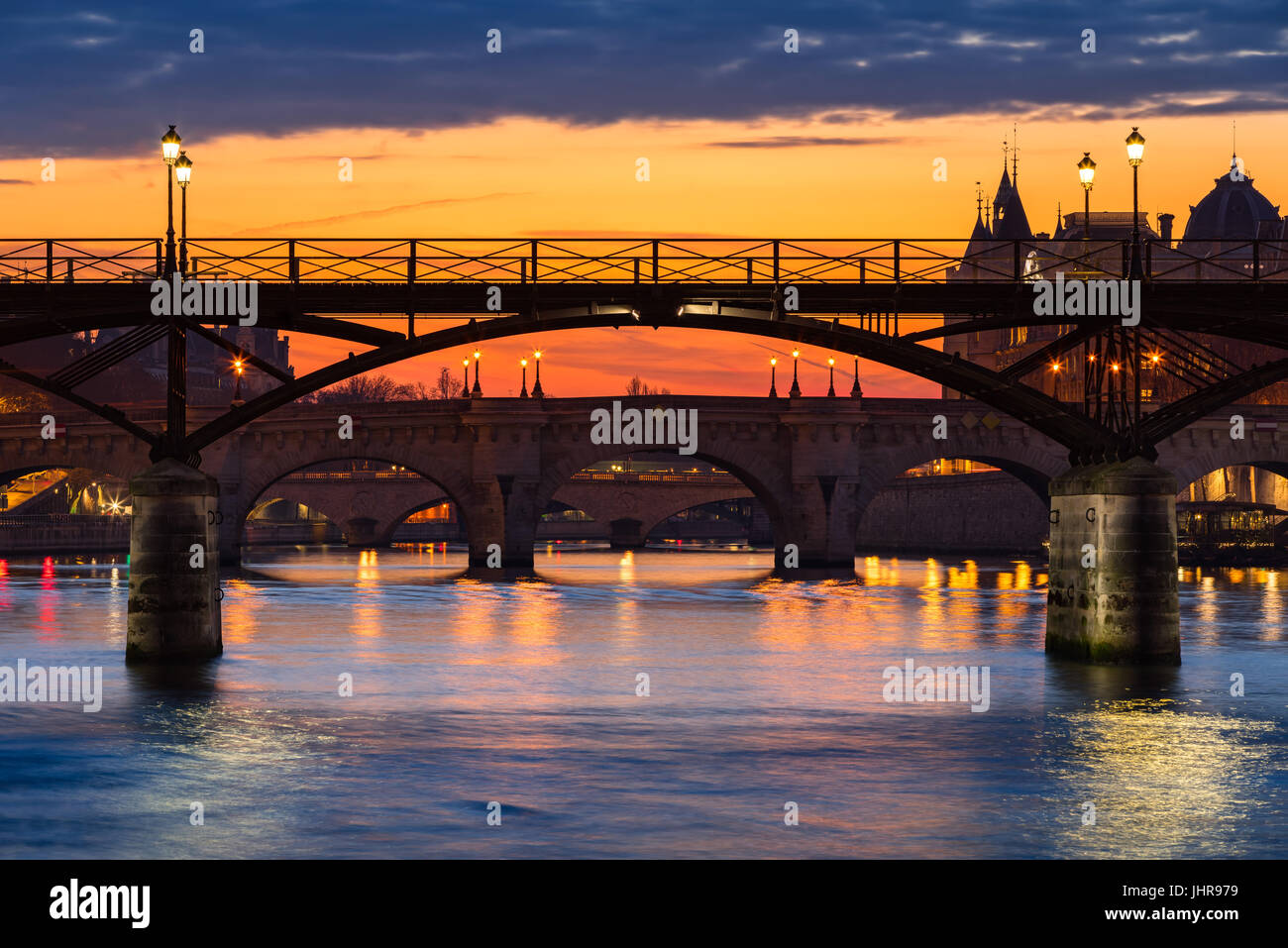 Sonnenaufgang auf der Pont des Arts, Pont Neuf und Seine Ufer. 1. Arrondissement, Paris, Frankreich Stockfoto