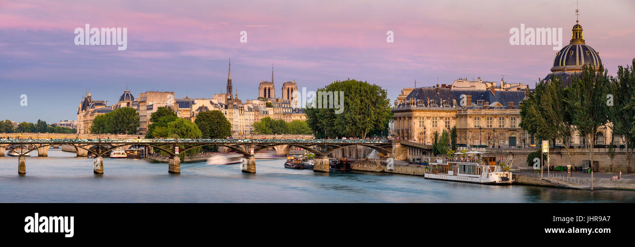 Sommer Blick auf Ile De La Cité mit der Pont des Arts und des Institut de France (französische Akademie) in der Dämmerung. Paris, Frankreich Stockfoto
