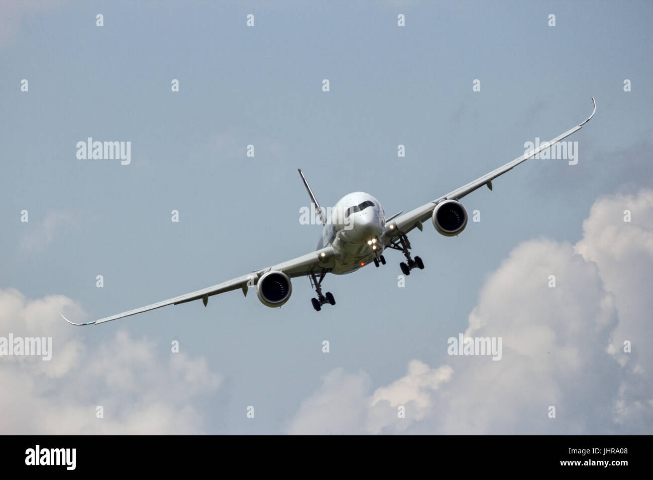 BERLIN - 2. Juni 2016: Die neuen Airbus A350 XWB Flugzeug Vorbeiflug am Flughafen Berlin-Schoneveld. Stockfoto