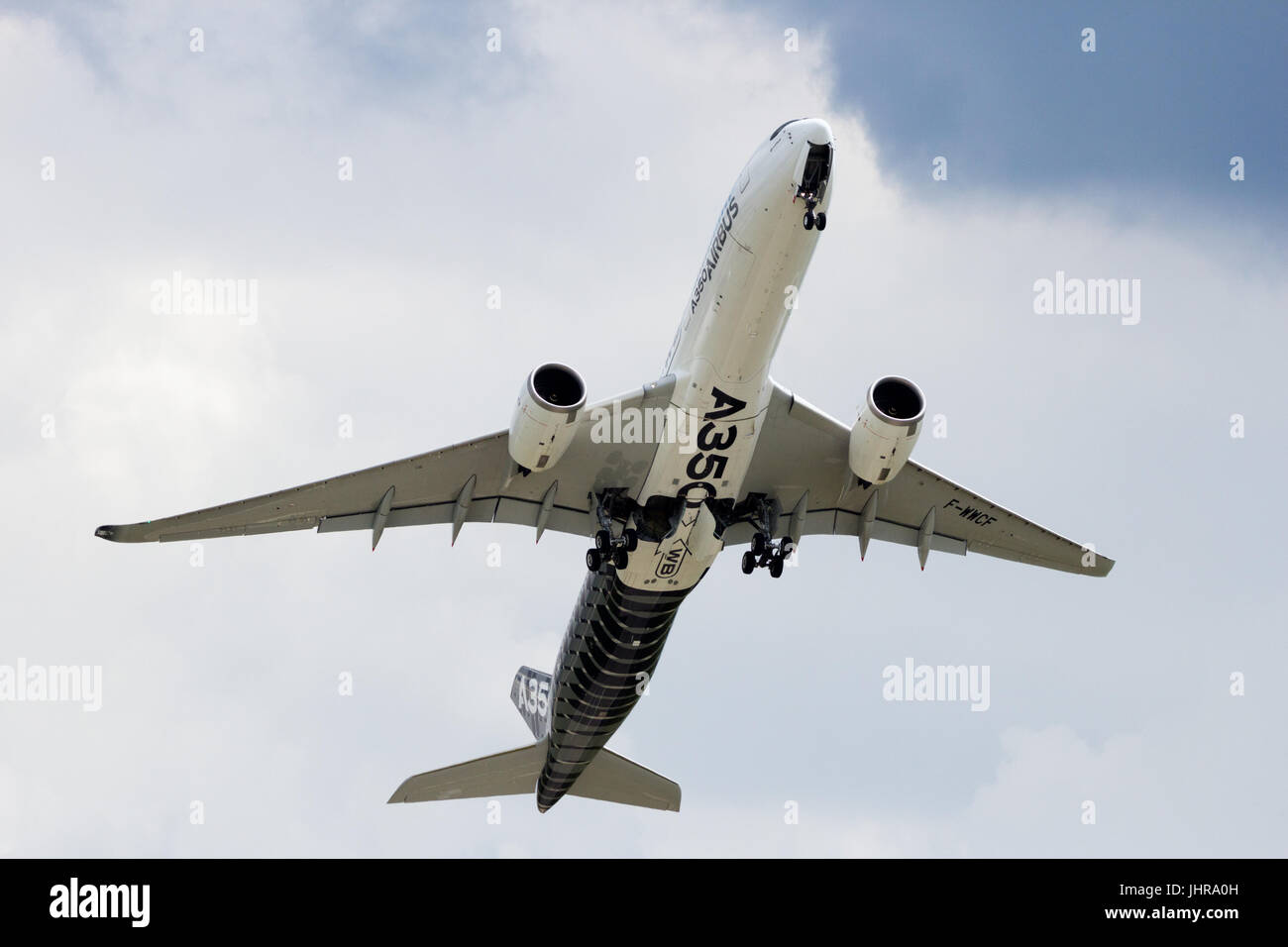 BERLIN - 2. Juni 2016: Der neue Airbus A350 XWB Flugzeug Take off Flughafen Berlin-Schoneveld. Stockfoto
