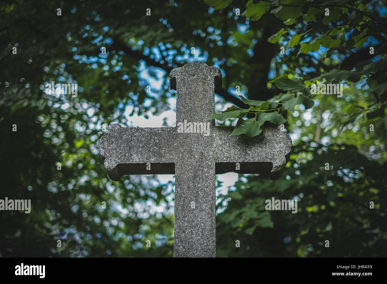 steinernes Kreuz am Grab, Grabstein auf dem Friedhof Stockfoto