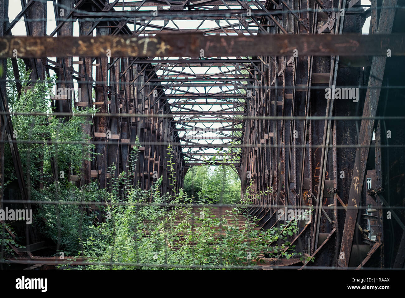 verlassene Stahlbrücke rostigem Stahl Strahl Bau Stockfoto