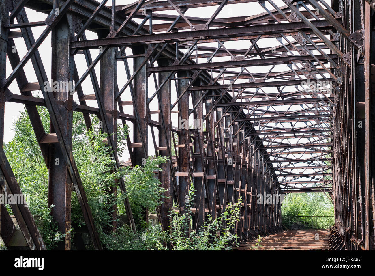 verlassene Stahlbrücke rostigem Stahl Strahl Bau Stockfoto