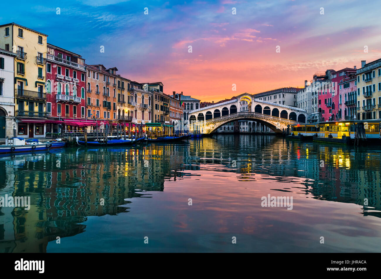 Sonnenaufgang auf der Rialto-Brücke, Venedig, Italien Stockfoto