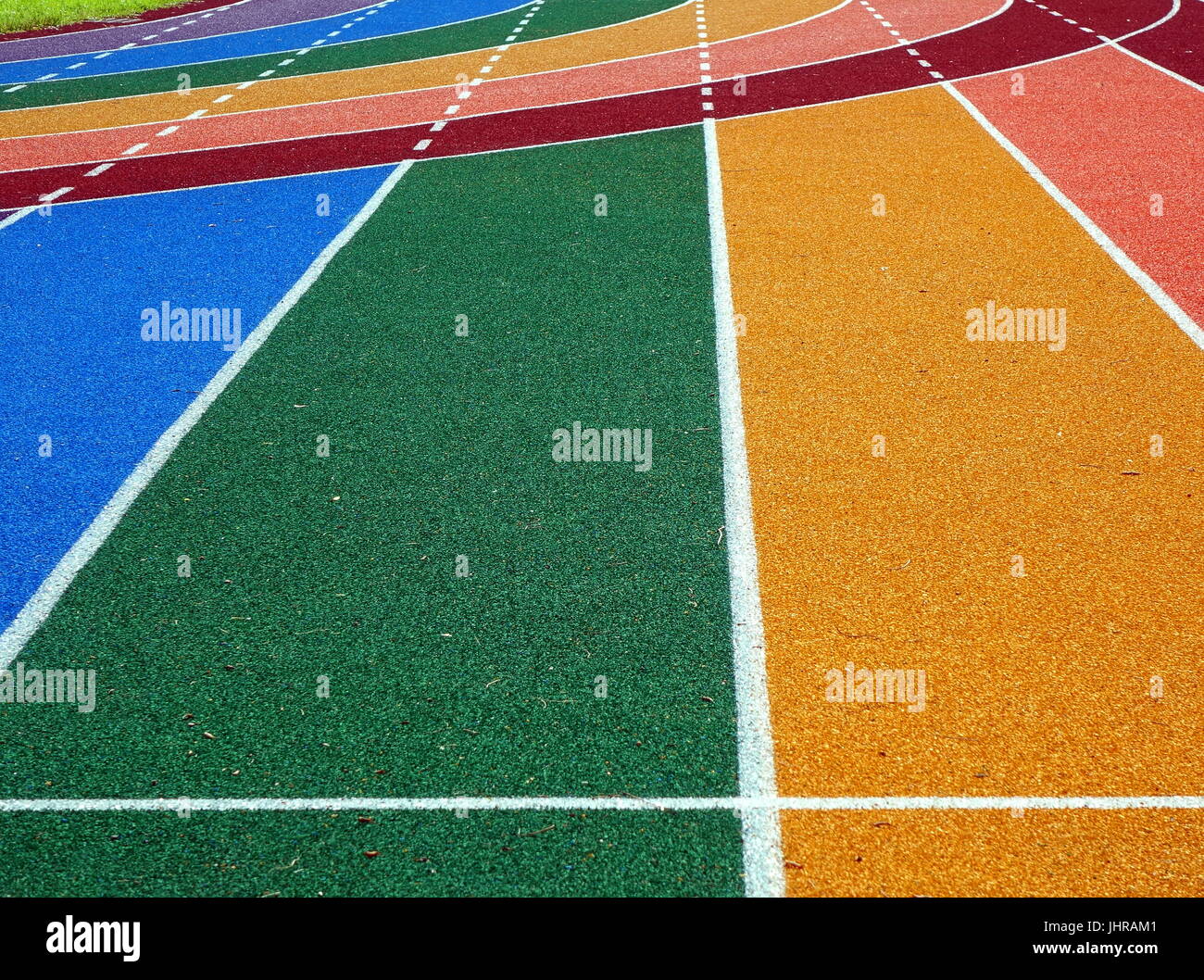 Laufstrecken in verschiedenen leuchtenden Farben mit weißen Fahrbahnmarkierungen Stockfoto