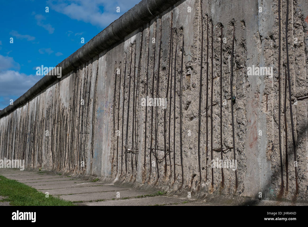 Berlin, Deutschland - 13. Juli 2017: Reste der Berliner Mauer / Berliner Mauer-Gedenkstätte an der Bernauer Straße in Berlin, Deutschland. Stockfoto