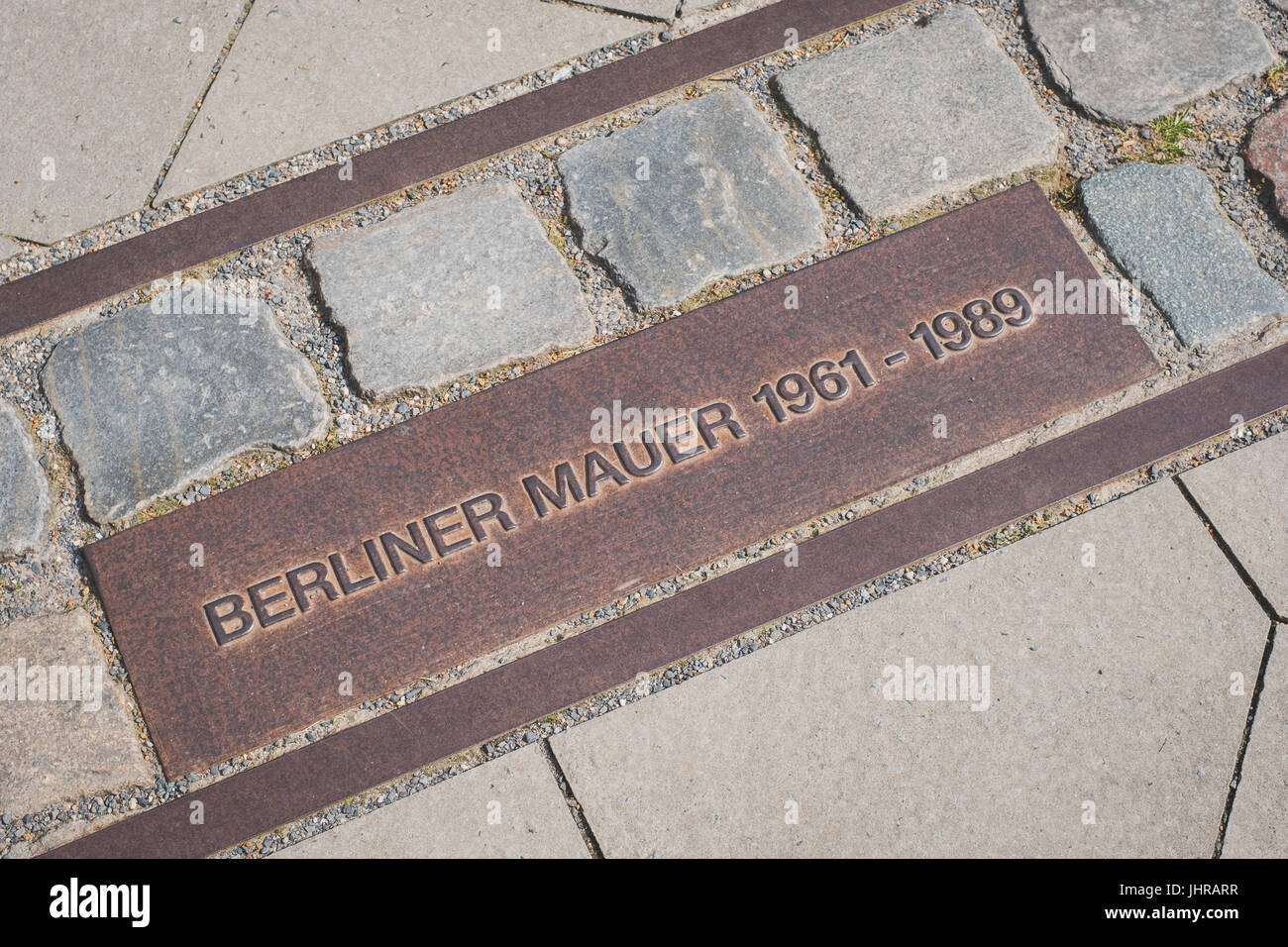 Berlin, Deutschland - 13. Juli 2017: Berliner Mauer (Berliner Mauer) / Gedenkstätte auf Bürgersteig an der Bernauer Straße in Berlin, Deutschland. Stockfoto