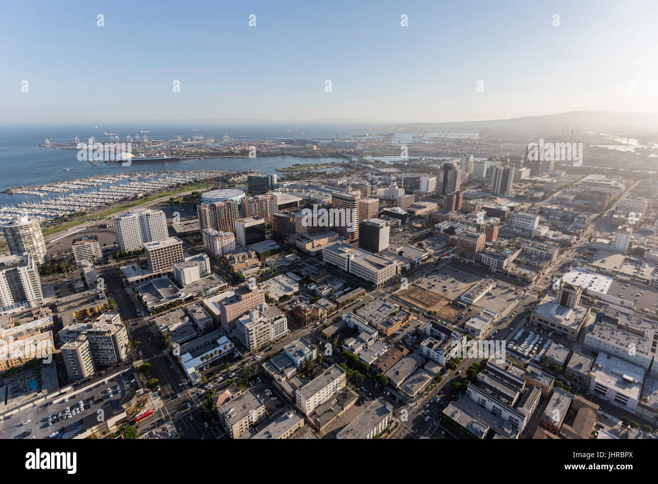 Luftaufnahme der Innenstadt von Straßen, Gebäuden und Küste in Long Beach, Kalifornien. Stockfoto
