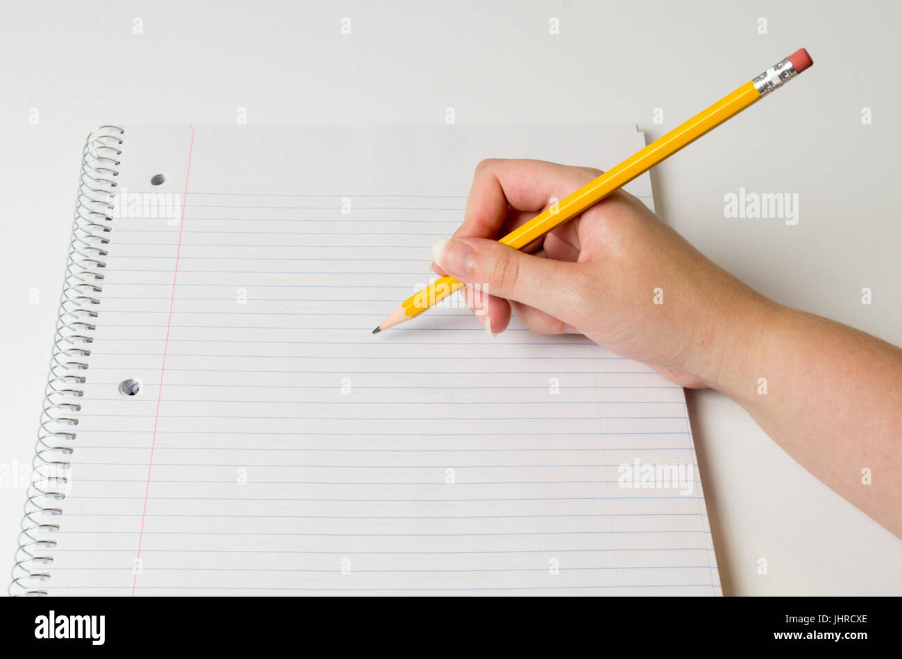 Hand mit Bleistift über Liniertes Papier, schreiben Stockfoto