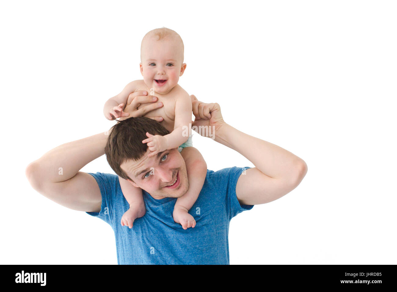 Smiling Baby Sohn Reiten Vaters Schultern Blick in die Kamera, die isoliert auf weiss Stockfoto