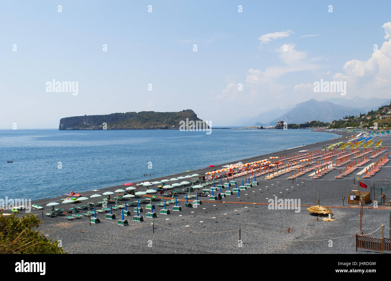 Eines der schwarzen Strände in der Nähe der kleinen von San Nicola Arcella mit Blick auf die Isola di Dino, Dino Insel, die größte Insel in Kalabrien, Stockfoto