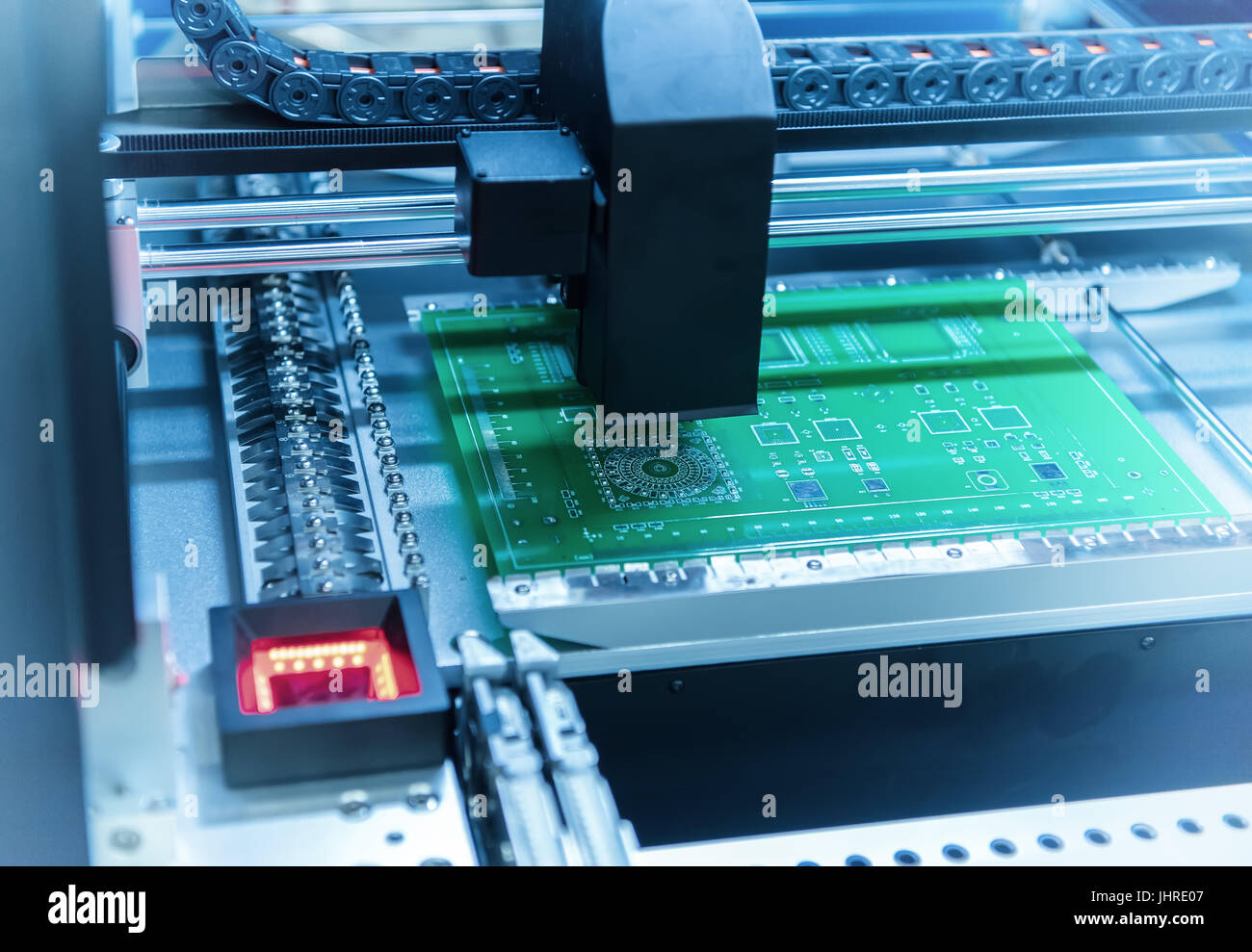 PCB Bearbeitung auf CNC-Maschine, Herstellung von elektronischen Bauelementen in Hightech-Fabrik Stockfoto