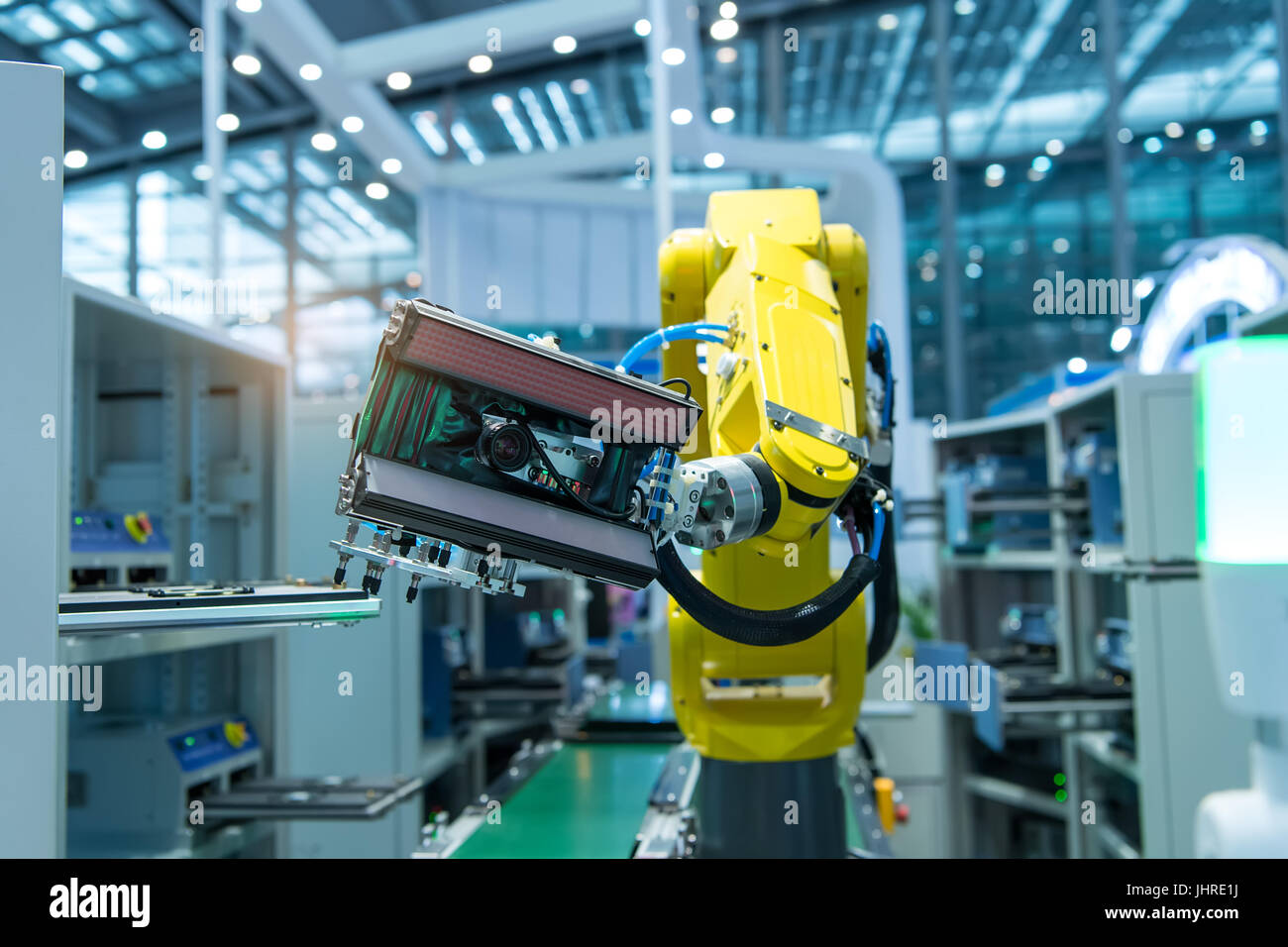 Industrieroboter mit Vakuumsaugern mit Förderband in Herstellung Fabrik, Industrie 4.0 Konzept der Smart Factory. Stockfoto