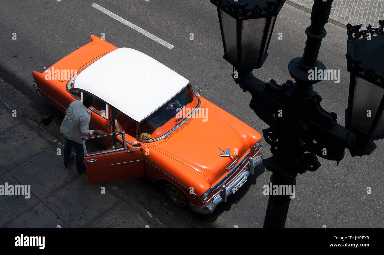 In den wichtigsten Platz von Havanna ausführen Kuba bunte alte 1950er Jahre amerikanische Autos oft, wie taxis pendelt Menschen in der ganzen Stadt. Stockfoto