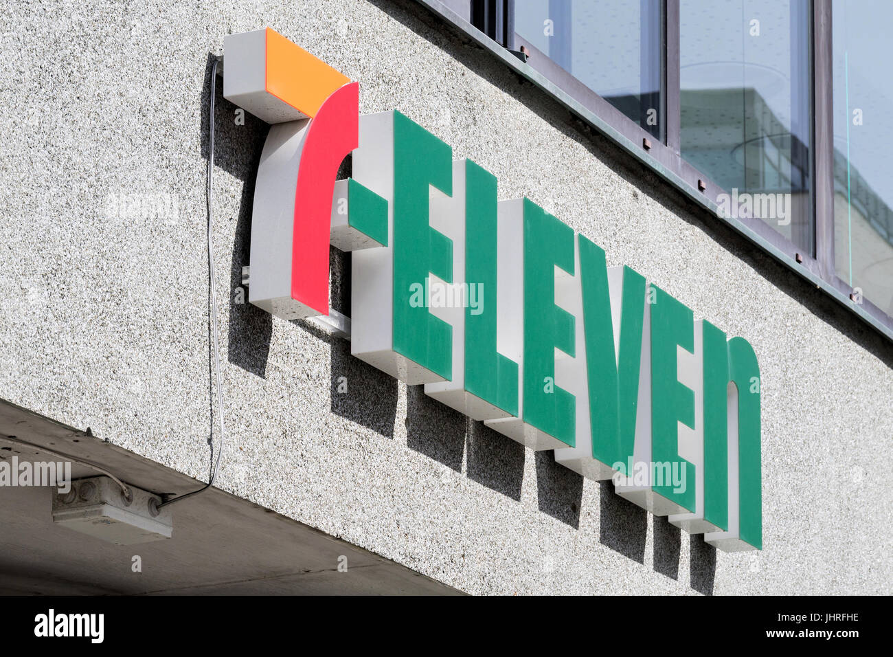 7-Eleven-Schild am Zweig. 7-Eleven ist eine internationale Kette von Convenience-Stores, mit Sitz in Irving, Texas. Stockfoto
