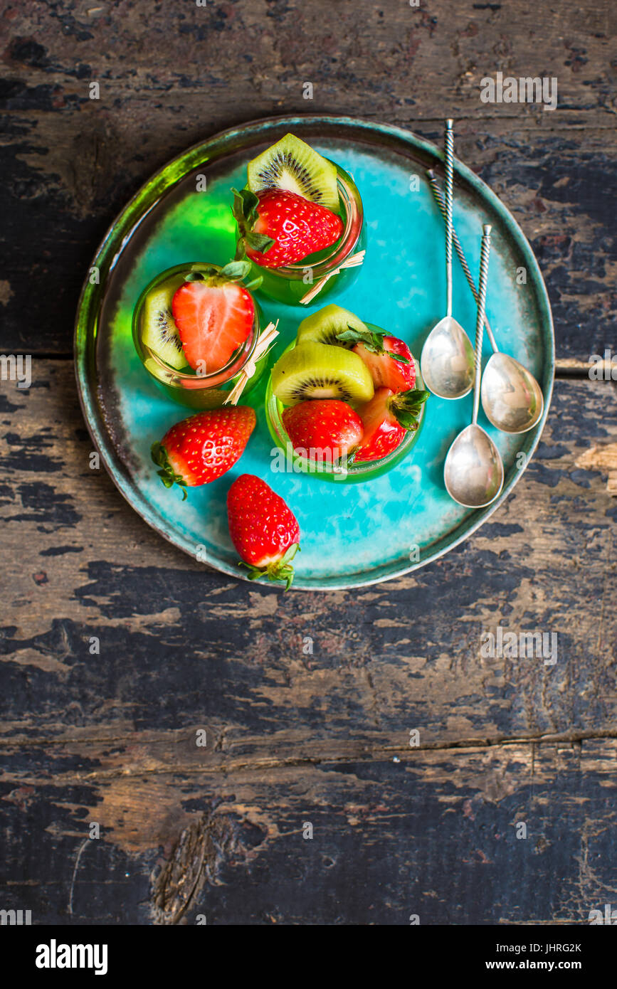 Kiwi und Erdbeeren Desset auf rustikalen Tisch mit Exemplar-Gelee Stockfoto Kiwi und Erdbeeren Desset auf rustikalen Tisch mit Exemplar-Gelee Stockfoto