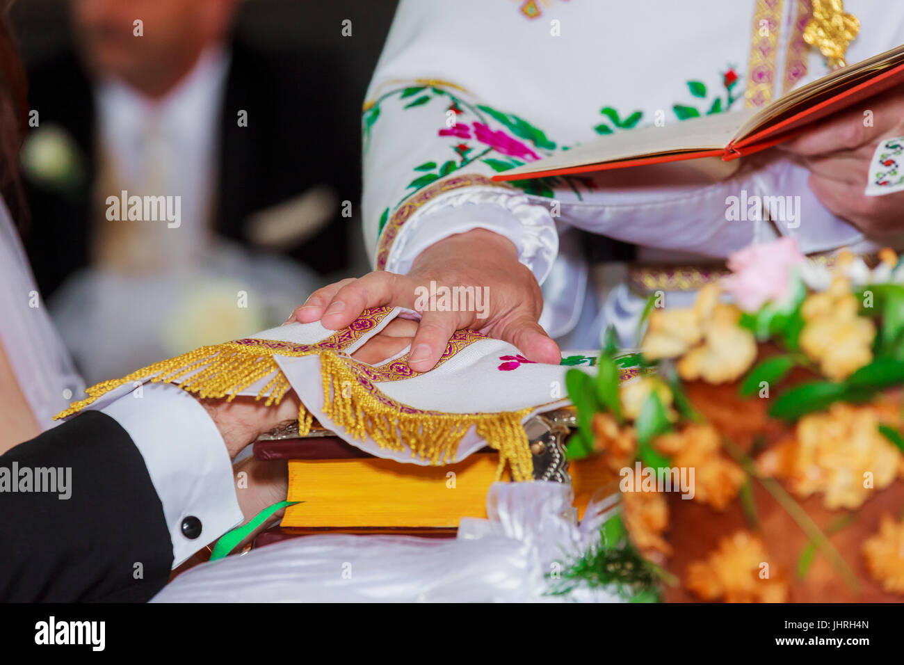 kirchliche Krone auf dem altar Stockfoto